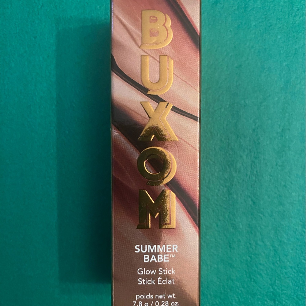Buxom Summer Babe Glow Stick